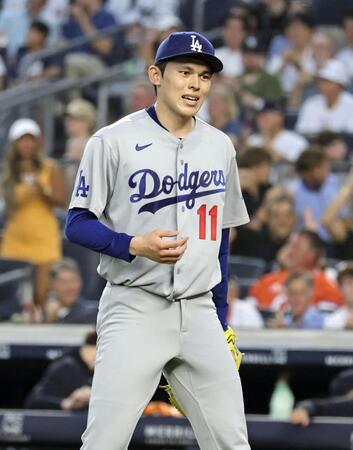 　ヤンキース戦の４回、捕逸で失点した佐々木（共同）