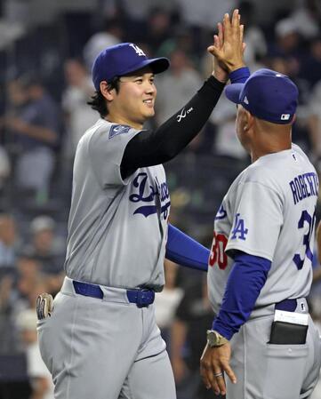 　ヤンキースに勝利しロバーツ監督とタッチする大谷（共同）