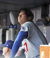 　ヤンキース戦の３回、ベンチで試合を見る大谷（共同）