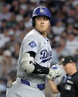 　ヤンキース戦の６回、左飛に倒れた大谷（共同）