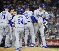 　ヤンキース戦の６回途中、降板する佐々木（右端）＝共同