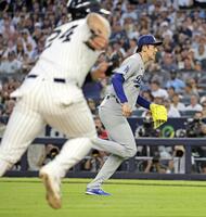 　ヤンキース戦の４回、捕逸で三走ドミンゲス（左）の生還を許す佐々木（共同）