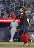 　ホワイトソックス戦の９回、中飛に倒れる岡本（共同）