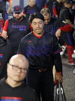 　ホワイトソックスに敗れ、引き揚げる岡本（共同）