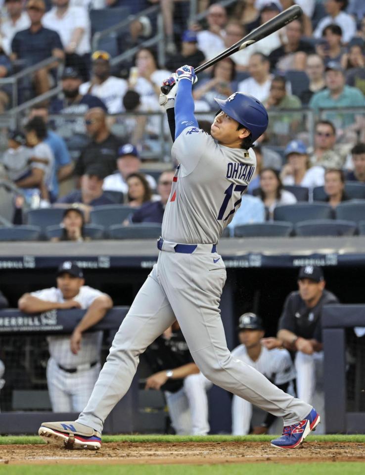 　ヤンキース戦の３回、右飛に倒れた大谷（共同）