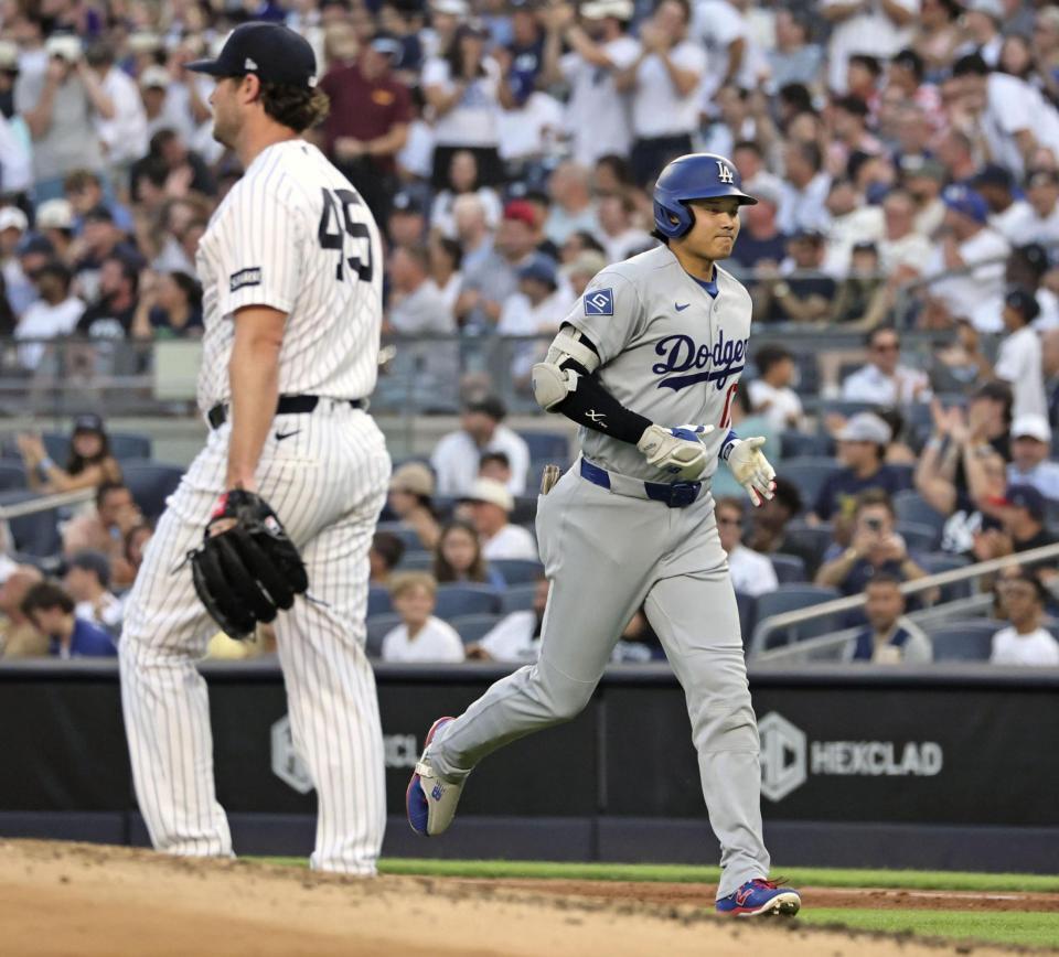 　ヤンキース戦の３回、右飛に倒れた大谷（共同）
