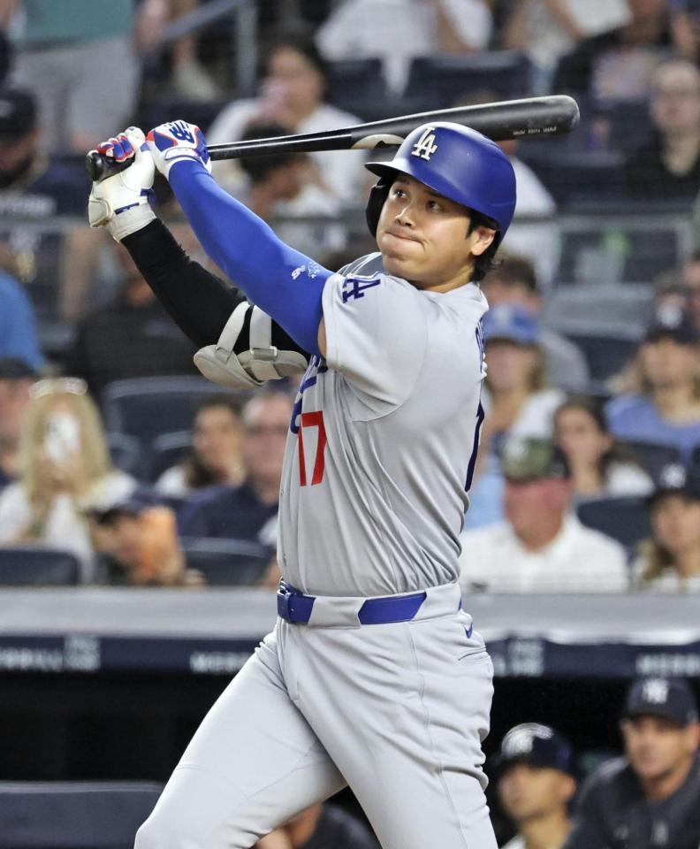 　ヤンキース戦の６回、左飛に倒れた大谷（共同）