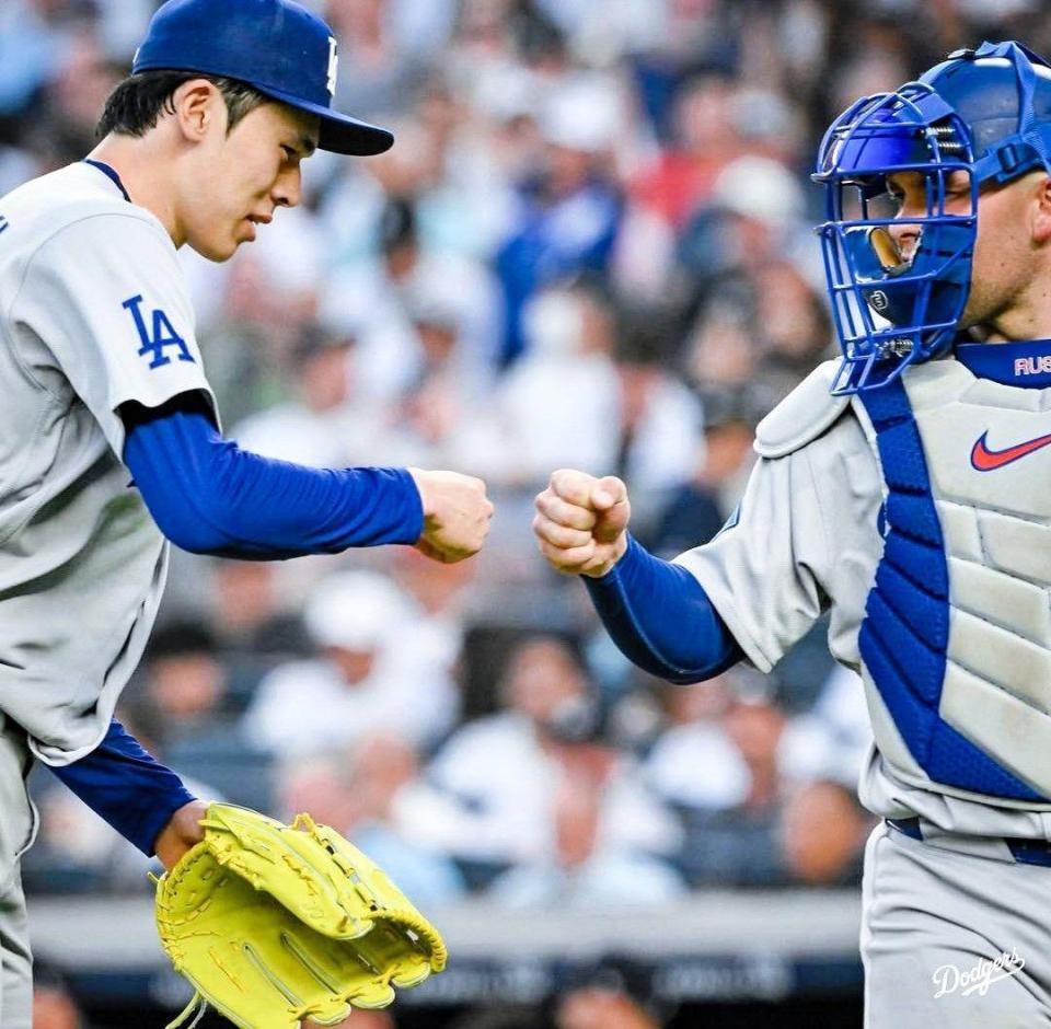 ラッシングとタッチをかわす佐々木（ロサンゼルス・ドジャース提供）