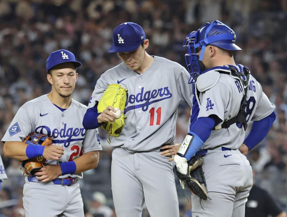 　ヤンキース戦の６回途中、降板する佐々木（中央）＝共同