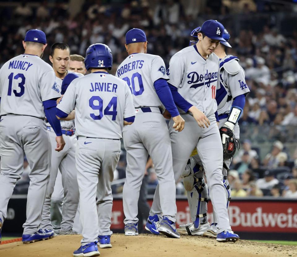 　ヤンキース戦の６回途中、降板する佐々木（右端）＝共同