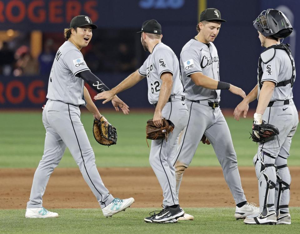 　ブルージェイズに勝利し、タッチを交わすホワイトソックス・村上（左端）＝共同