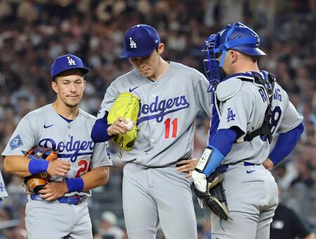 　６回途中、降板する佐々木（共同）