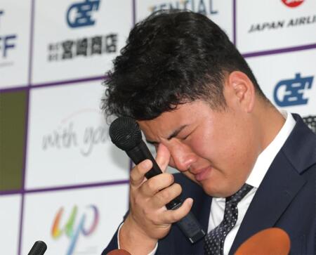 家族に関する質問で涙するスタンフォード大・佐々木麟太郎（撮影・西岡正）