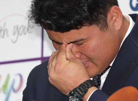 家族に関する質問で涙を拭うスタンフォード大・佐々木麟太郎（撮影・西岡正）