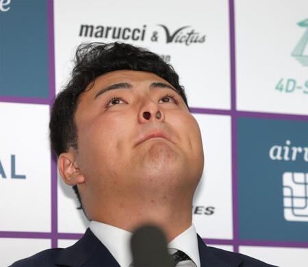 ソフトバンクへの思いを話しながら感極まるスタンフォード大・佐々木麟太郎（撮影・西岡正）
