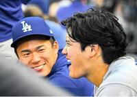 ベンチで談笑する大谷と山本（ジョン・スーフー／ドジャース提供）