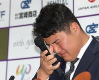 家族に関する質問で涙するスタンフォード大・佐々木麟太郎（撮影・西岡正）