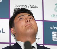 ソフトバンクへの思いを話しながら感極まるスタンフォード大・佐々木麟太郎（撮影・西岡正）