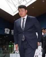 会見を終えて引き揚げるスタンフォード大・佐々木麟太郎（撮影・西岡正）