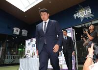 会見を終えて引き揚げるスタンフォード大・佐々木麟太郎（撮影・西岡正）
