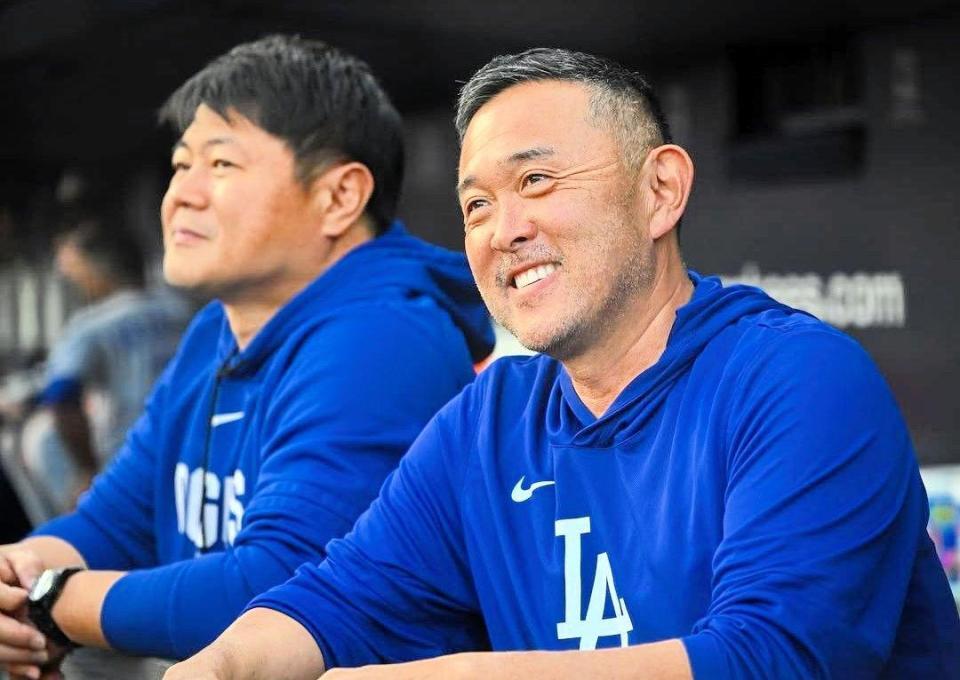 ベンチで見守る園田通訳（左）と中島トレーナー（ジョン・スーフー／ドジャース提供）