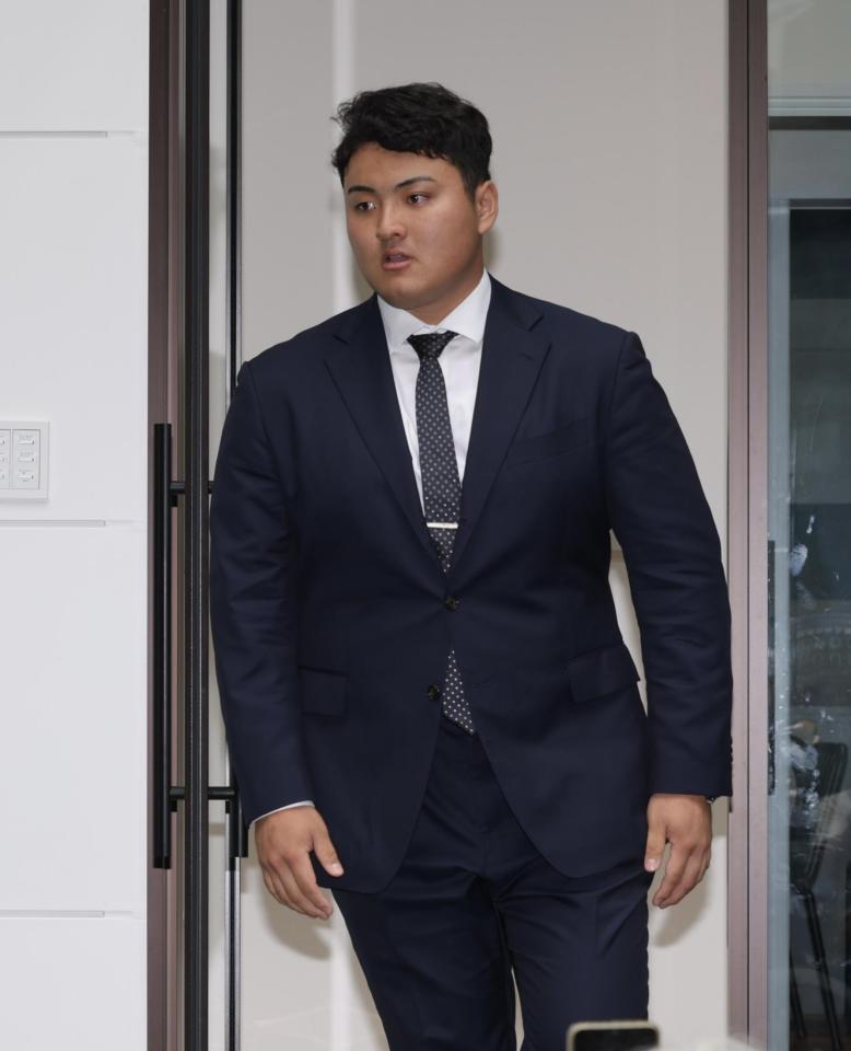 会見に臨むスタンフォード大・佐々木麟太郎
