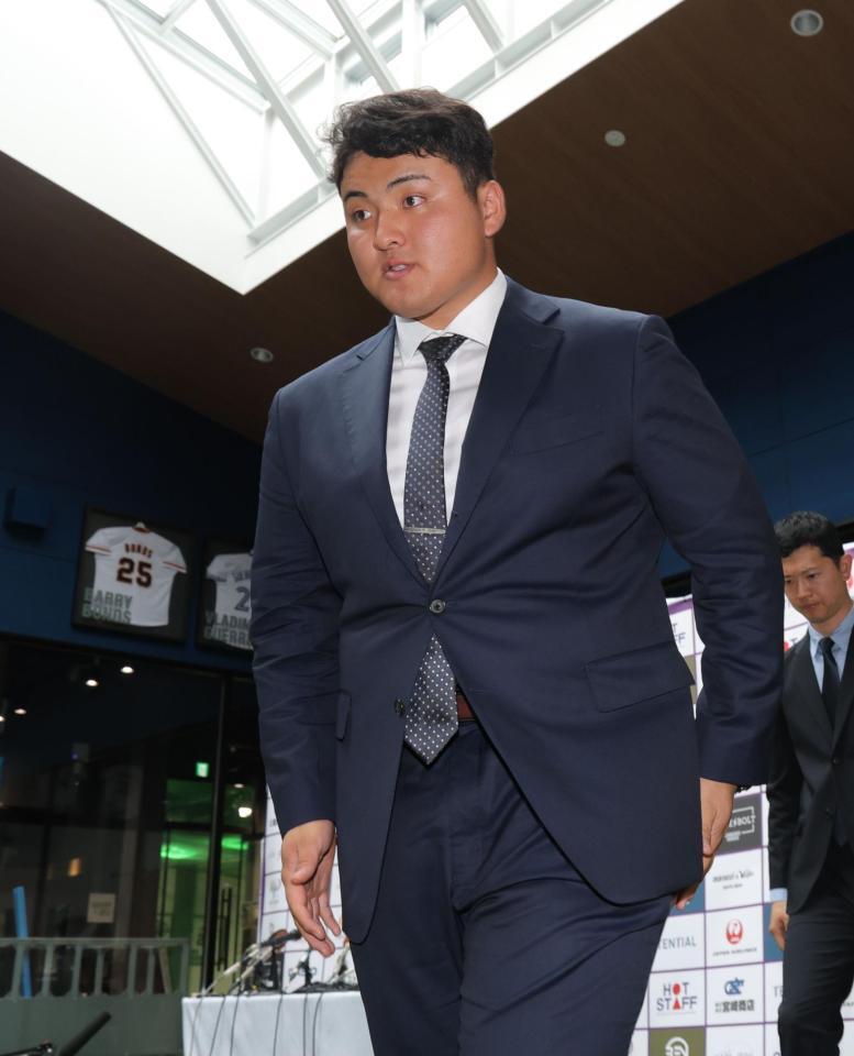 会見を終えて引き揚げるスタンフォード大・佐々木麟太郎（撮影・西岡正）