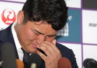 ソフトバンクへの思いを話しながら感極まるスタンフォード大・佐々木麟太郎（撮影・西岡正）