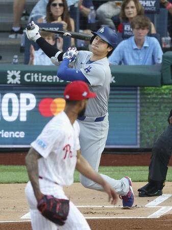 　フィリーズ戦の１回、空振り三振に倒れたドジャース・大谷。投手サンチェス＝フィラデルフィア（共同）