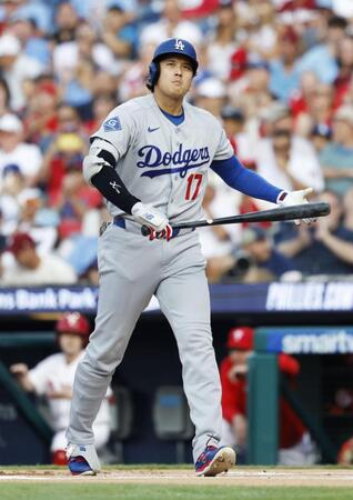 　フィリーズ戦の１回、空振り三振に倒れたドジャース・大谷＝フィラデルフィア（共同）