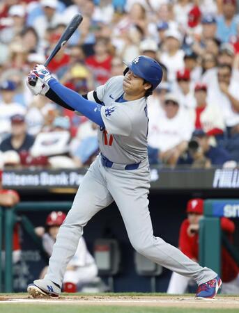 　フィリーズ戦の１回、空振り三振に倒れるドジャース・大谷＝フィラデルフィア（共同）