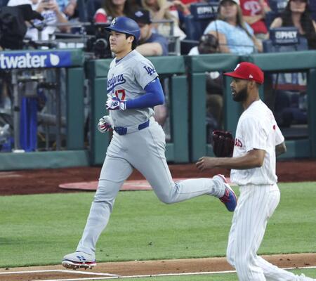 　フィリーズ戦の３回、二ゴロに倒れたドジャース・大谷。右はベースカバーの投手サンチェス＝フィラデルフィア（共同）