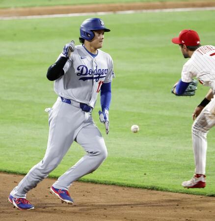 　フィリーズ戦の６回、パヘスの適時内野安打で二塁へ走るドジャースの一走大谷＝フィラデルフィア（共同）