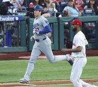 　フィリーズ戦の３回、二ゴロに倒れたドジャース・大谷。右はベースカバーの投手サンチェス＝フィラデルフィア（共同）