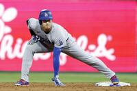 　フィリーズ戦の６回、パヘスの適時内野安打で二進したドジャースの一走大谷＝フィラデルフィア（共同）