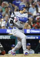 　フィリーズ戦の８回、二ゴロに倒れたドジャース・大谷＝フィラデルフィア（共同）