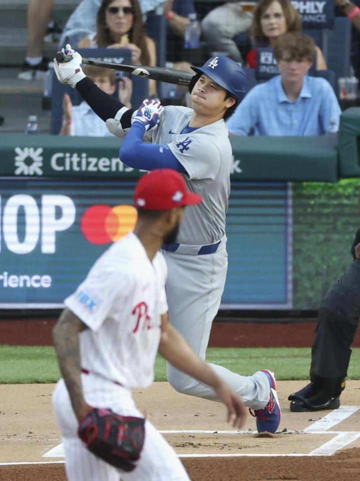 　フィリーズ戦の１回、空振り三振に倒れたドジャース・大谷。投手サンチェス＝フィラデルフィア（共同）