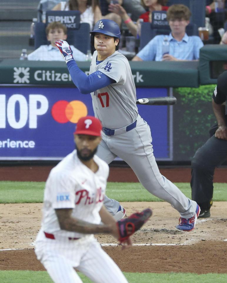 　フィリーズ戦の３回、二ゴロに倒れたドジャース・大谷。投手サンチェス＝フィラデルフィア（共同）