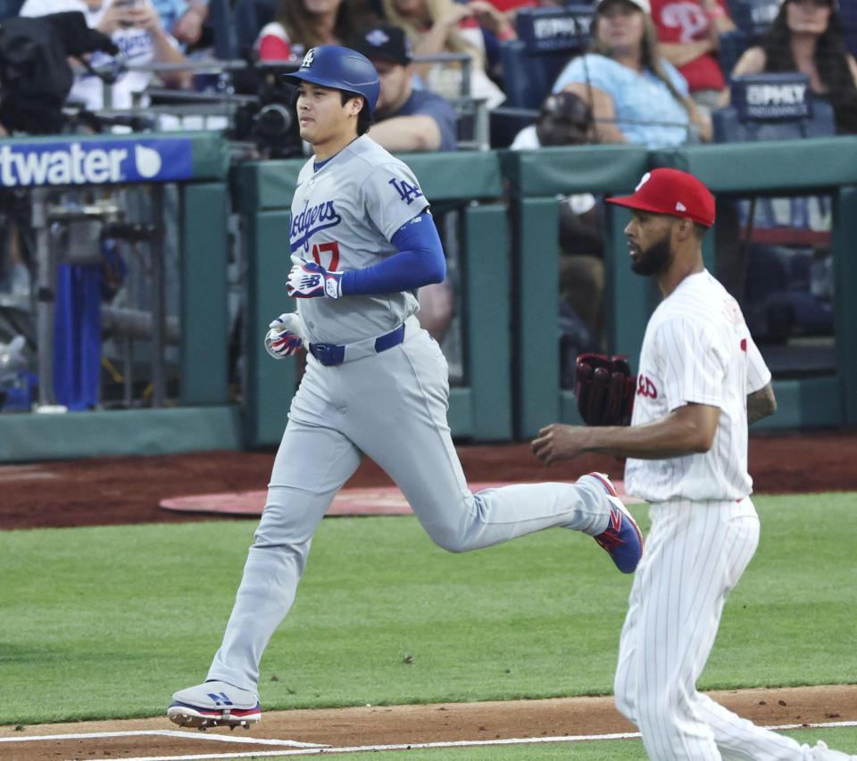 　フィリーズ戦の３回、二ゴロに倒れたドジャース・大谷。右はベースカバーの投手サンチェス＝フィラデルフィア（共同）