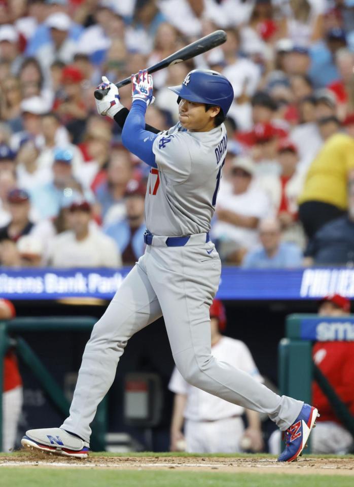 　フィリーズ戦の３回、二ゴロに倒れたドジャース・大谷＝フィラデルフィア（共同）