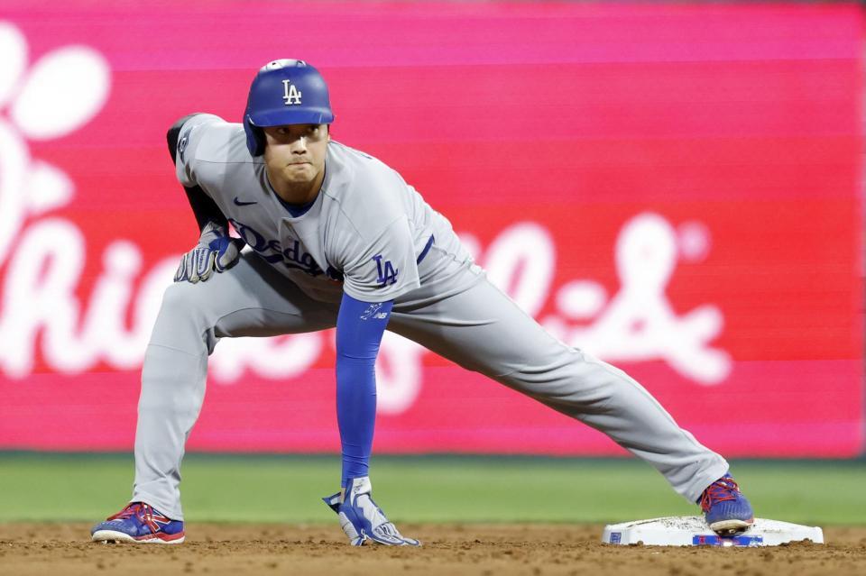 　フィリーズ戦の６回、パヘスの適時内野安打で二進したドジャースの一走大谷＝フィラデルフィア（共同）