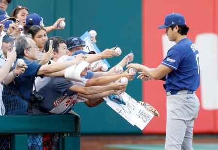 　サインの求めに応じるドジャース・大谷（共同）