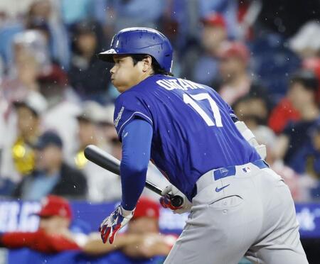 ３回、中前打を放つ大谷（共同）