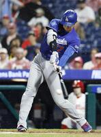 ３回、中前打を放つ大谷（共同）