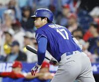 ３回、中前打を放つ大谷（共同）