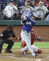 ３回、中前打を放つ大谷（共同）