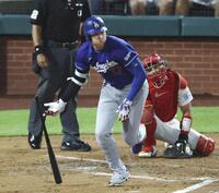 ３回、中前打を放つ大谷（共同）