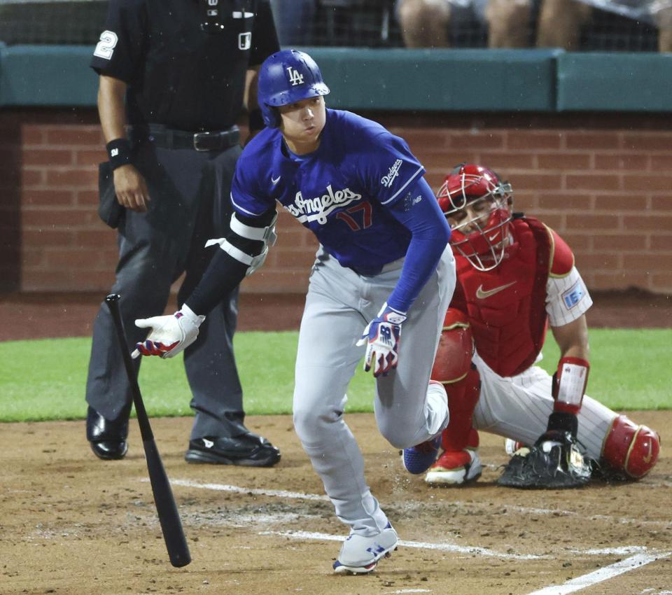 ３回、中前打を放つ大谷（共同）