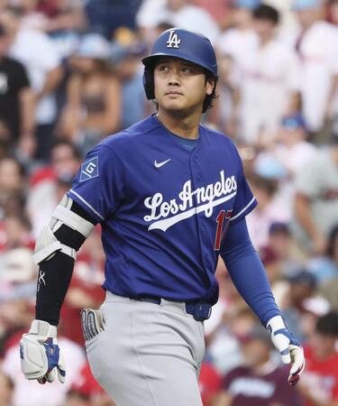 　フィリーズ戦の３回、二ゴロに倒れたドジャース・大谷＝フィラデルフィア（共同）