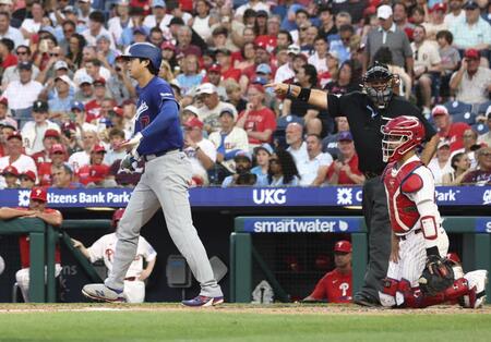 　フィリーズ戦の５回、申告敬遠で一塁へ向かうドジャース・大谷＝フィラデルフィア（共同）